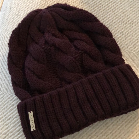 Soia & Kyo Accessories - NWOT Soia & Kyo Cable Knit Beanie